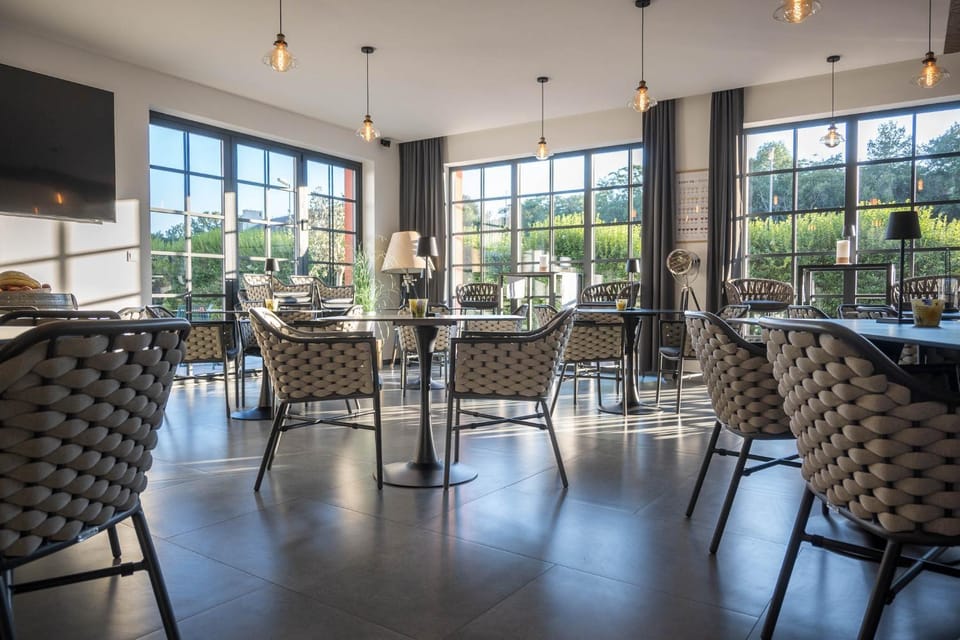 Restaurant/places to eat, Lounge or bar, Breakfast