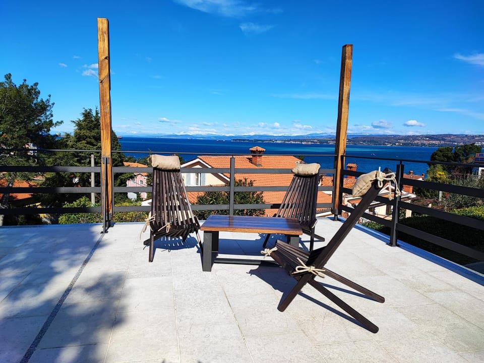 Balcony/Terrace, Mountain view