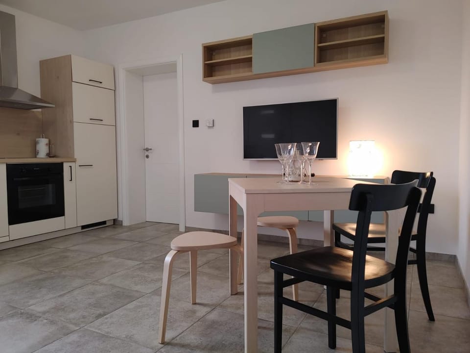 Communal lounge/ TV room, TV and multimedia, Dining area