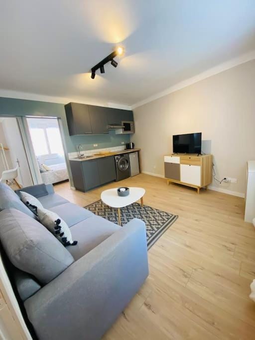 TV and multimedia, Kitchen or kitchenette, Living room, Seating area, Dining area