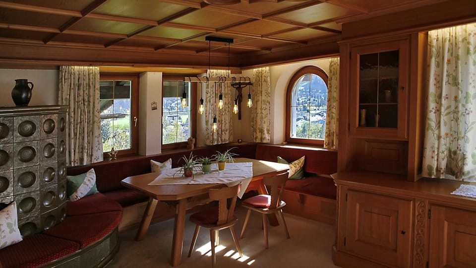 Seating area, Dining area