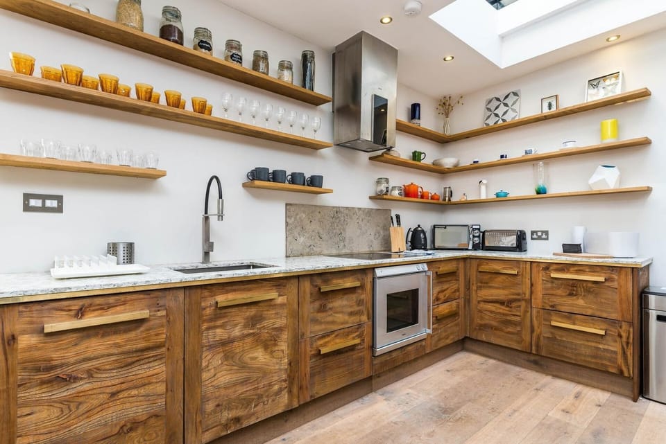 Coffee/tea facilities, Kitchen or kitchenette, oven, stove, toaster