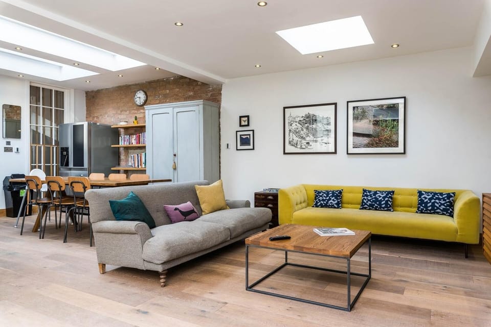 Property building, Kitchen or kitchenette, Living room, Seating area, Dining area