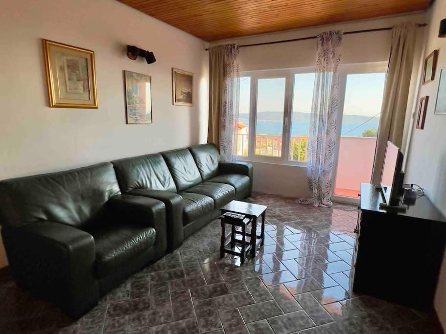 Natural landscape, TV and multimedia, Living room, Seating area