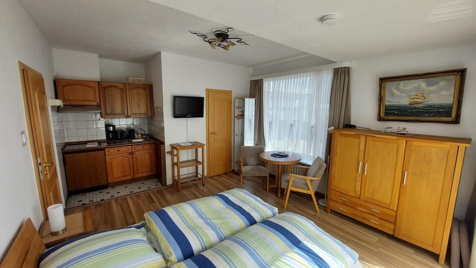 Kitchen or kitchenette, Photo of the whole room, Dining area