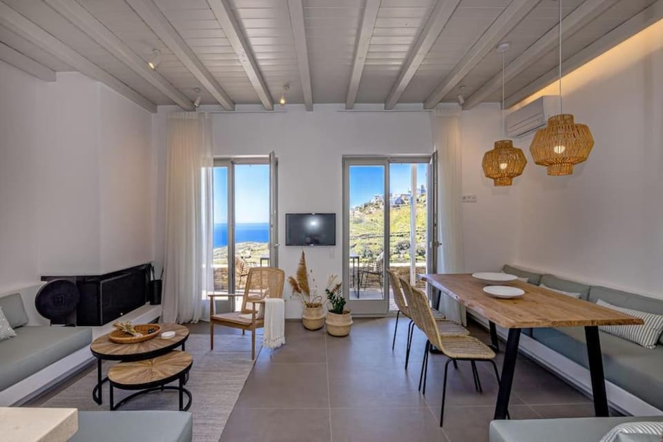 TV and multimedia, Living room, Seating area, Dining area