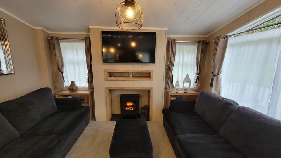 LUXURY PEACEFUL LODGE on edge of New Forest and 800m from sea ENTERTAINMENT and LEISURE PASSES INCLUDED Campground/ 
RV Resort in New Forest District