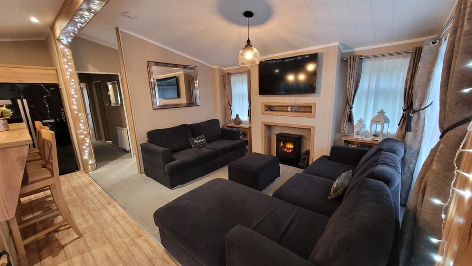 LUXURY PEACEFUL LODGE on edge of New Forest and 800m from sea ENTERTAINMENT and LEISURE PASSES INCLUDED Campground/ 
RV Resort in New Forest District