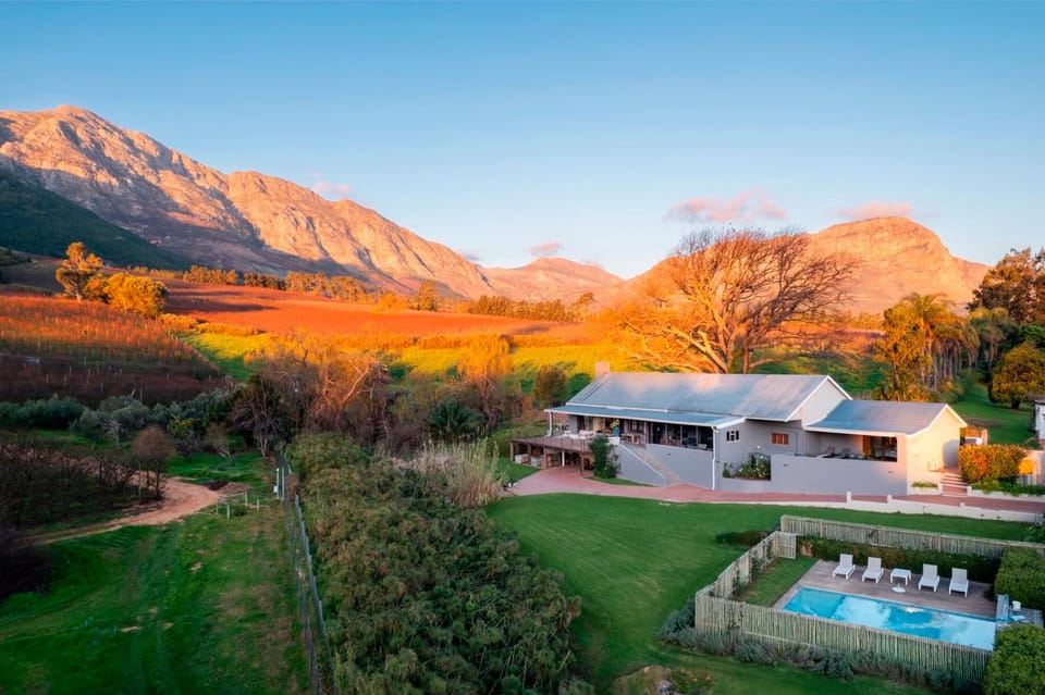 Property building, Day, Natural landscape, Garden, Mountain view, Swimming pool, sunbed