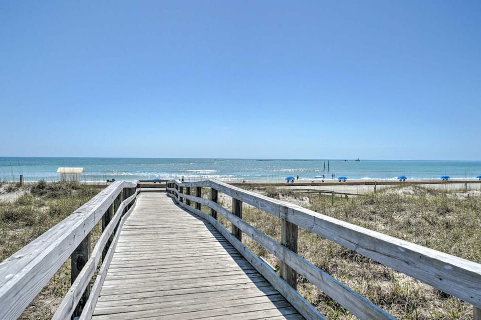 Calm Coastal Haven w/ 2 Balconies Near Beach House in Carolina Beach