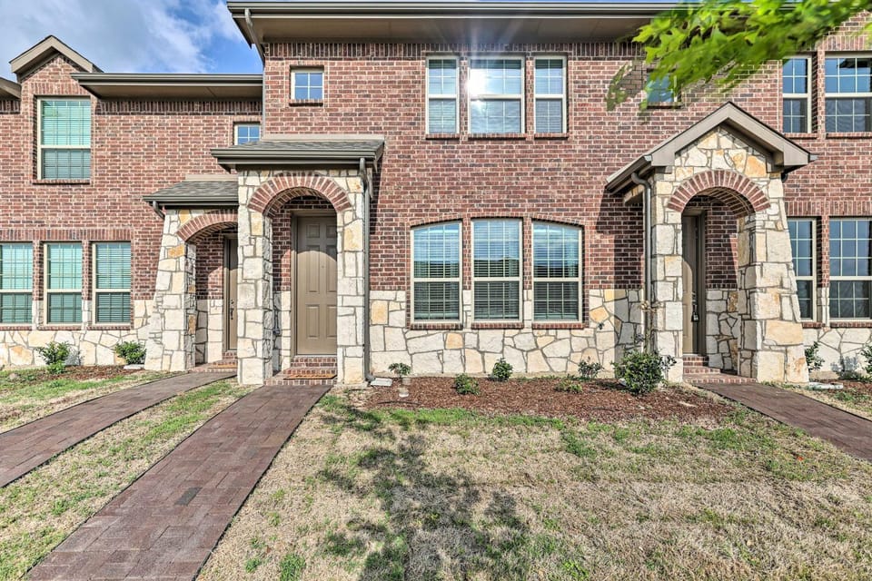 Brand-New Townhome Near UNT/TWU & The Square! House in Denton