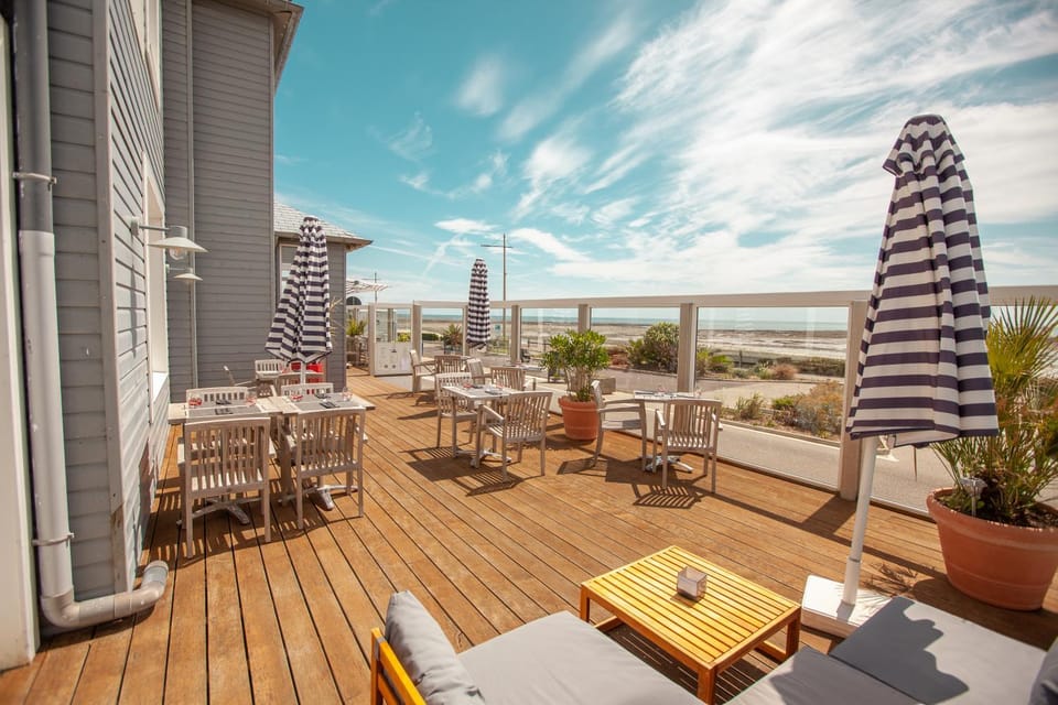 Restaurant/places to eat, Balcony/Terrace, Lounge or bar