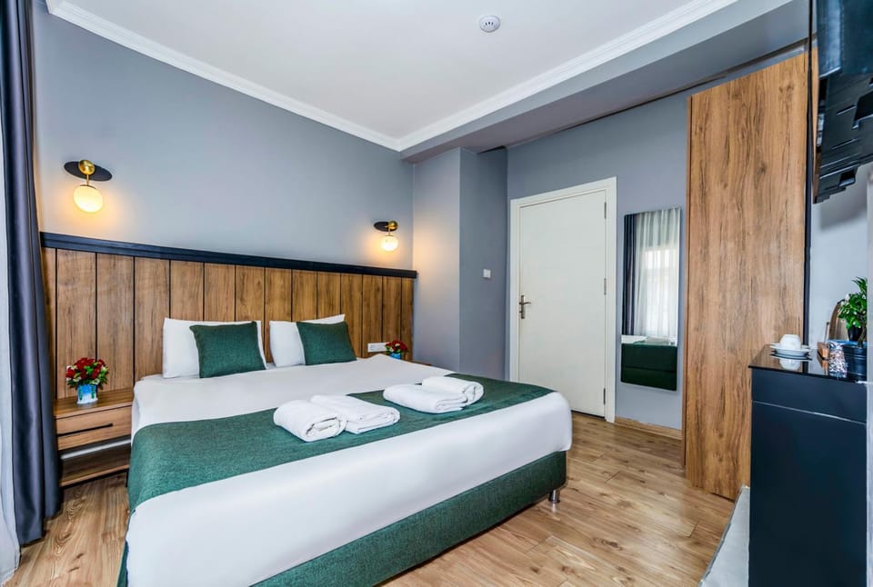 Bed, TV and multimedia, Kitchen or kitchenette, Photo of the whole room, Dining area, Bedroom, towels, wardrobe