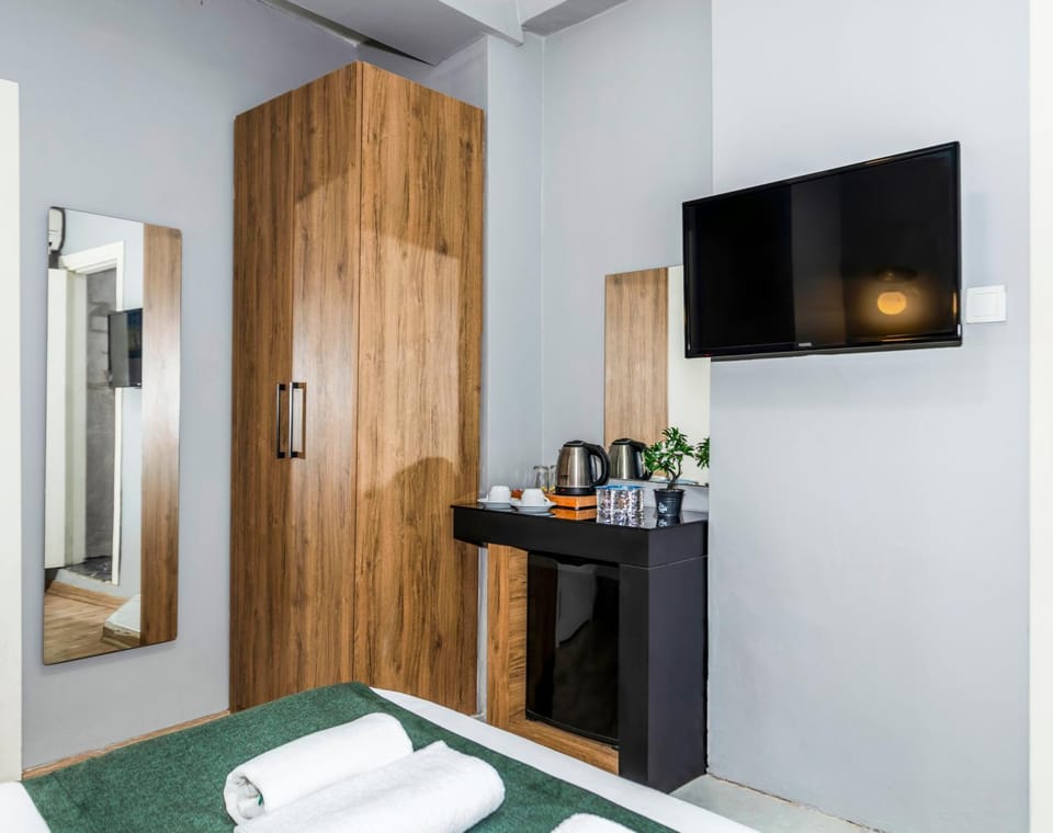 Bed, Bathroom, TV and multimedia, Photo of the whole room, Bedroom, towels, wardrobe