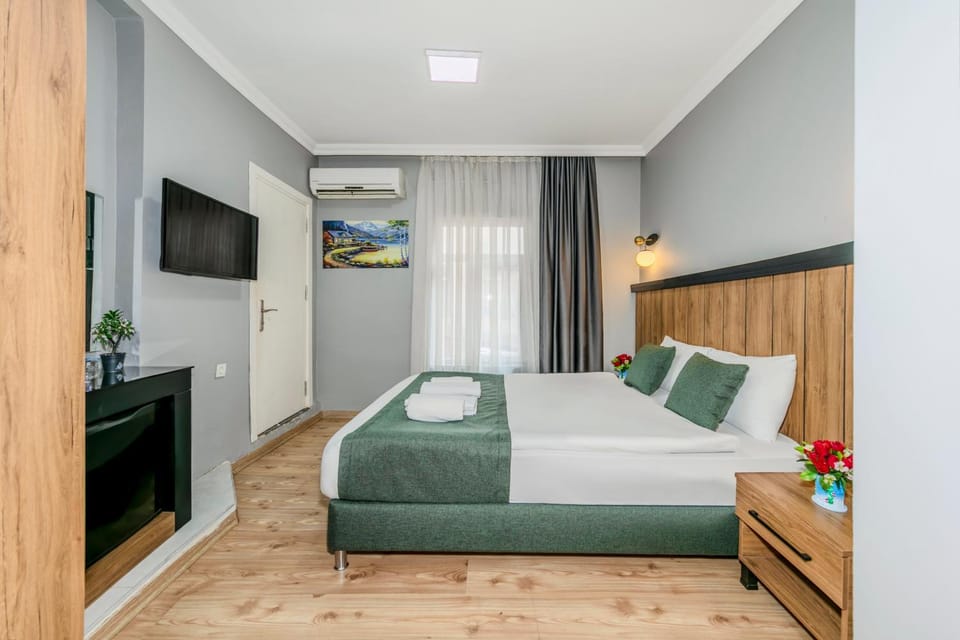 Communal lounge/ TV room, Bed, TV and multimedia, Living room, Photo of the whole room, Seating area, Bedroom, air conditioner