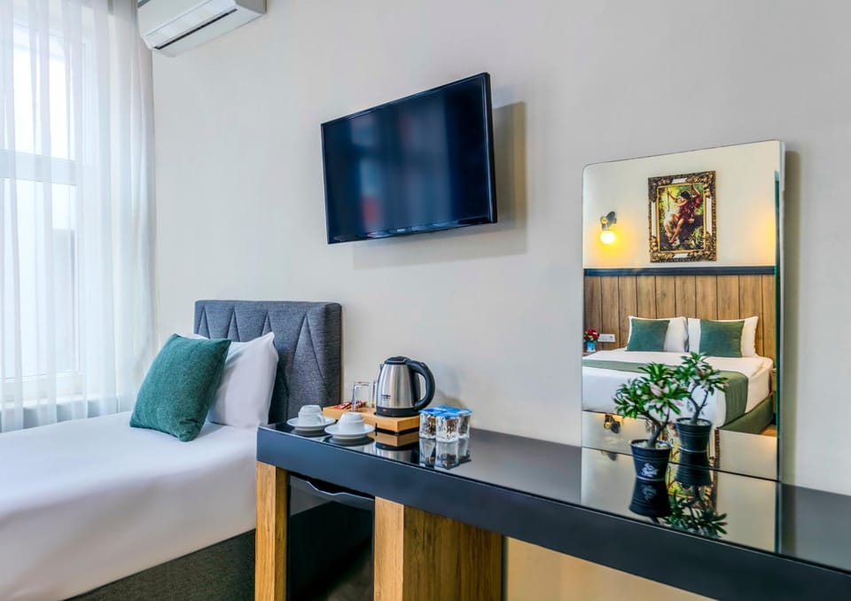 Bed, TV and multimedia, Coffee/tea facilities, Kitchen or kitchenette, Photo of the whole room, Bedroom, City view, minibar