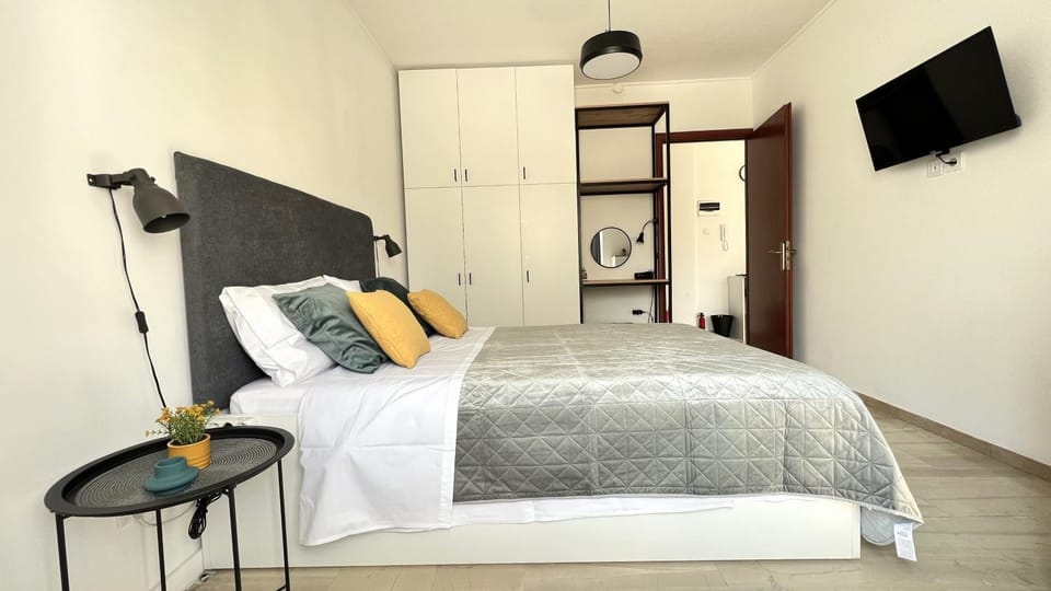 Bed, TV and multimedia, Bedroom, wardrobe