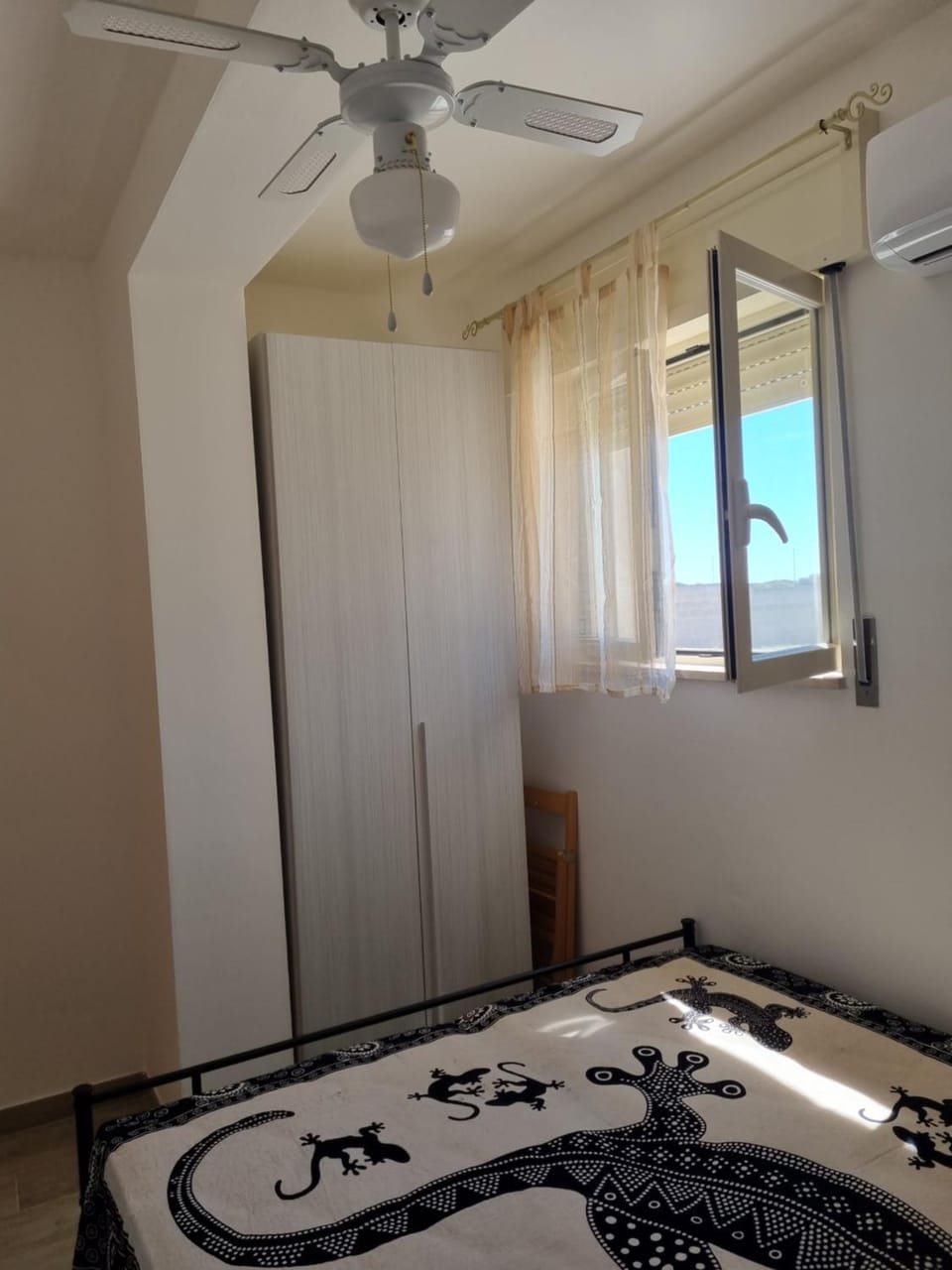 Bed, View (from property/room), Photo of the whole room, Bedroom, fireplace, wardrobe, air conditioner