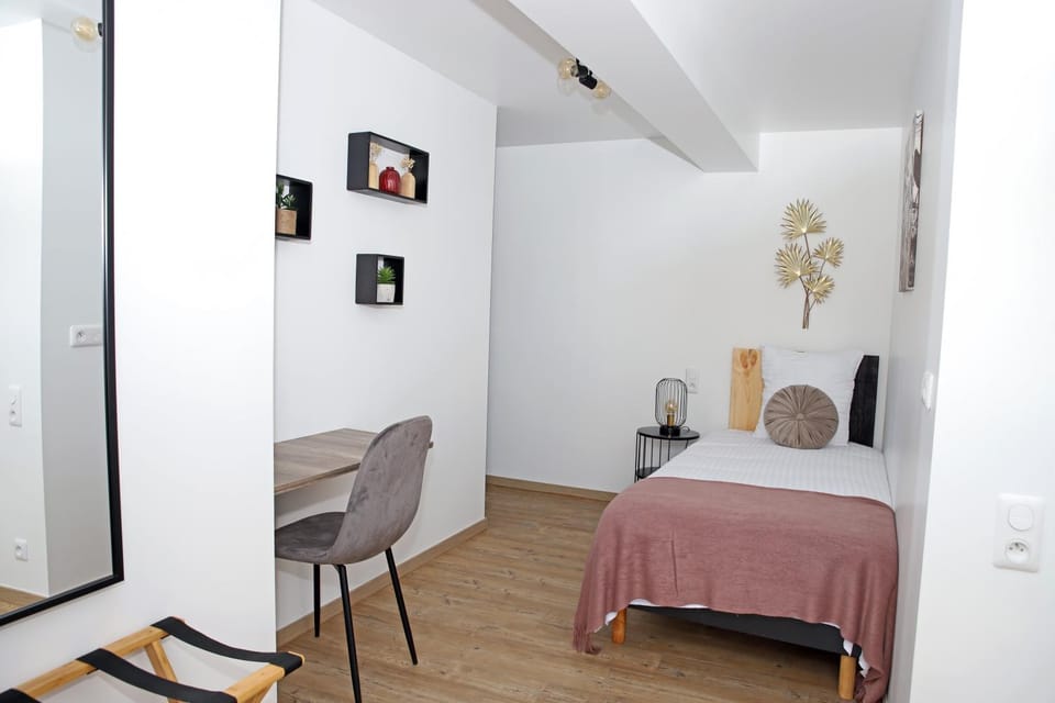 Bed, Photo of the whole room, Bedroom