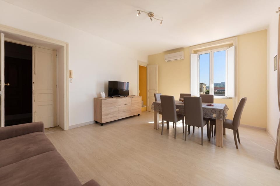 Communal lounge/ TV room, TV and multimedia, Living room, Seating area, Dining area, Evening entertainment
