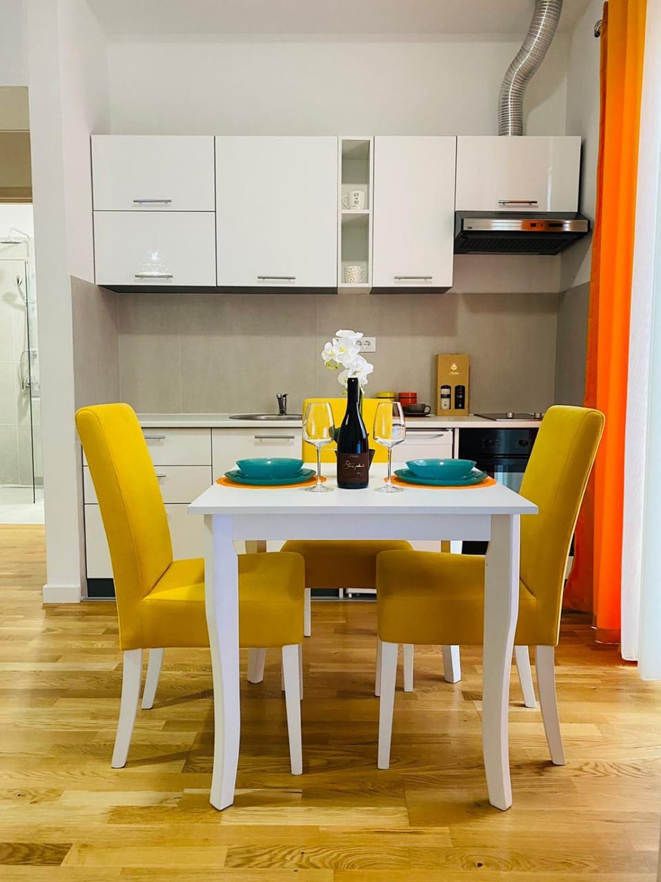 Kitchen or kitchenette, Dining area