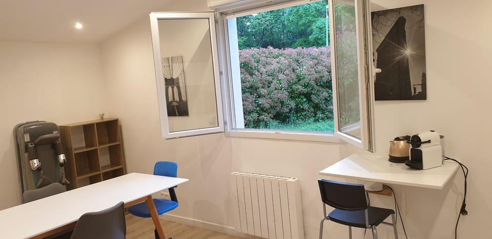 Coffee/tea facilities, Dining area, hair dresser
