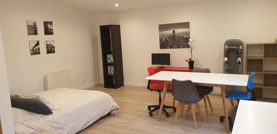 Bed, TV and multimedia, Photo of the whole room, Bedroom, hair dresser