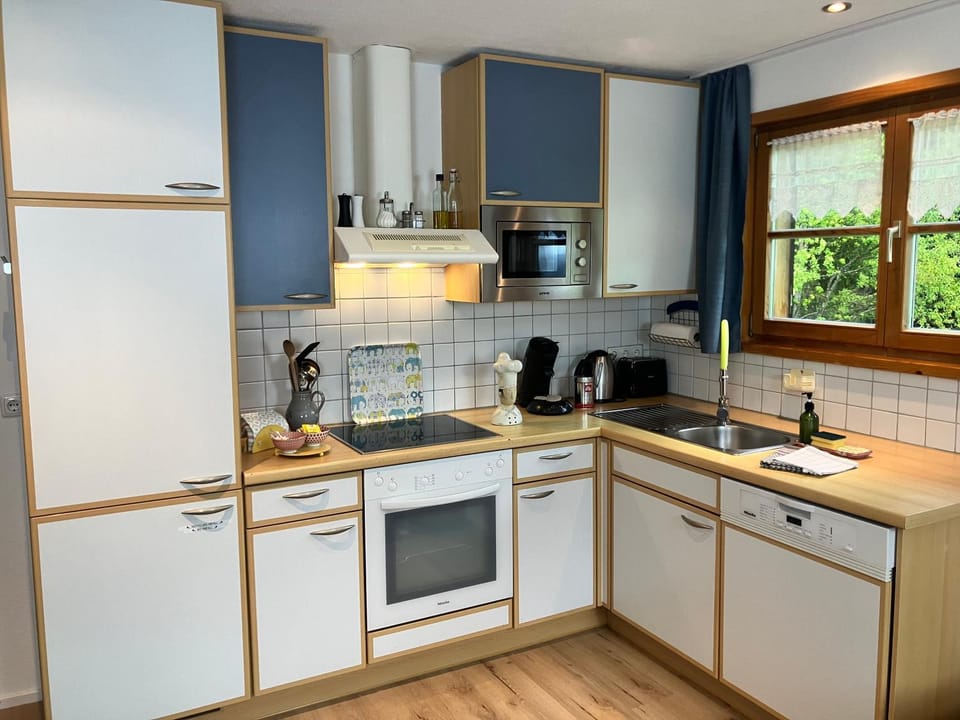 Coffee/tea facilities, Kitchen or kitchenette, dishwasher, oven, stove, toaster