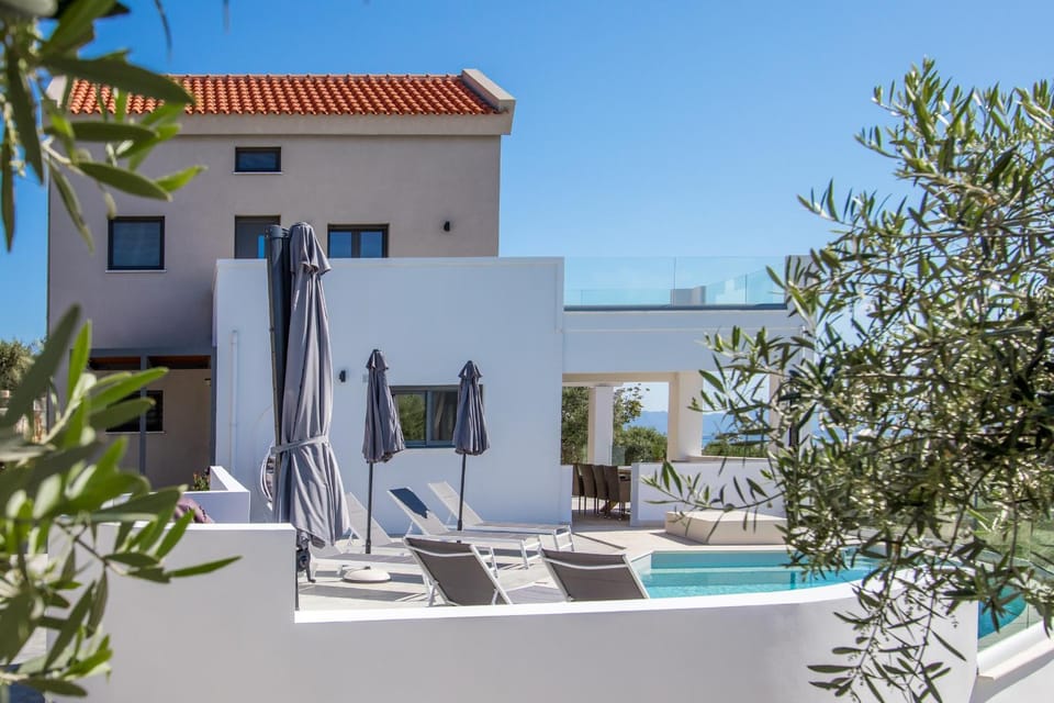 Property building, Day, Garden, Garden view, Pool view, Swimming pool, sunbed