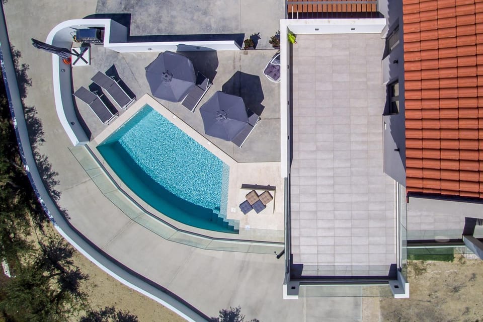 Property building, Bird's eye view, Pool view, Swimming pool, sunbed