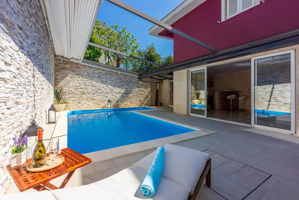 Swimming pool, Swimming pool