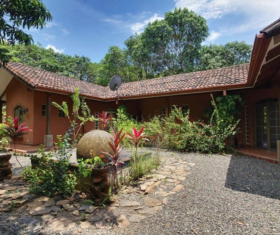 Unique 5 Architectural Homes, Pool & Wi-Fi House in Alajuela Province