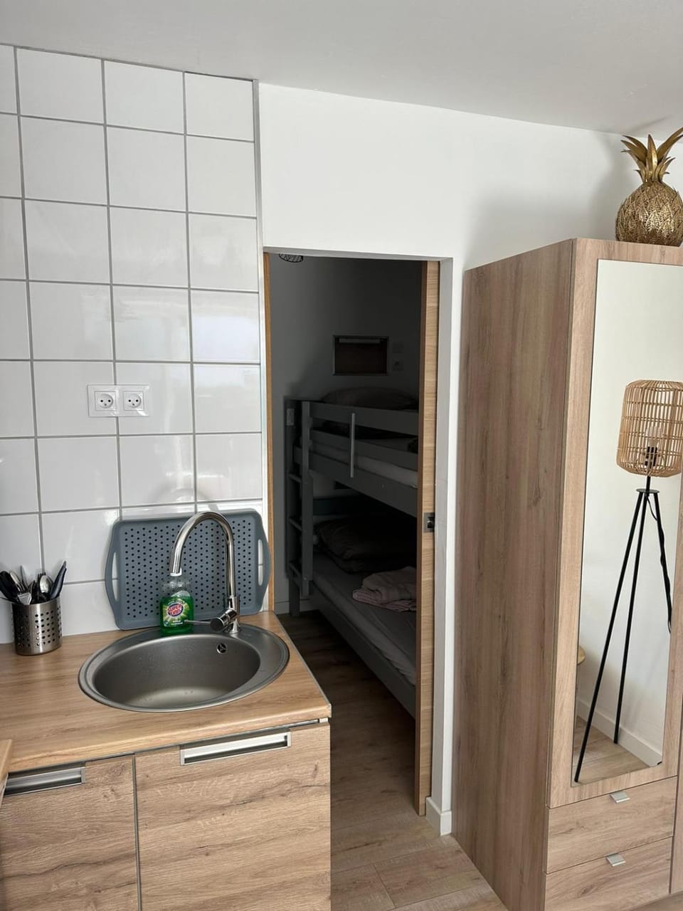 Charmant studio neuf 150m plage sur avenue principale climatisé et parking Apartment in Cavalaire-sur-Mer