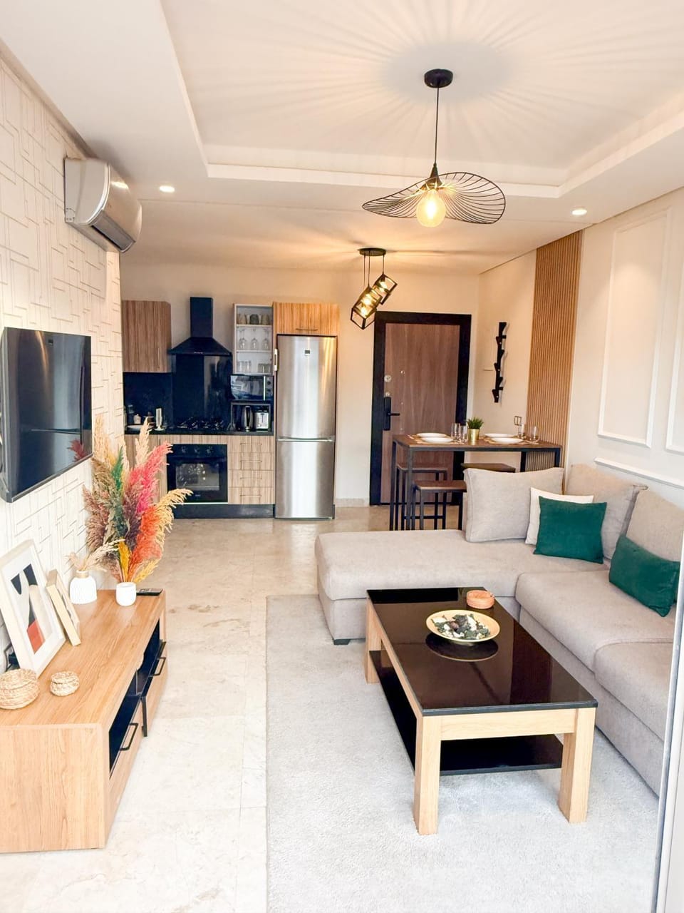 Communal lounge/ TV room, TV and multimedia, Kitchen or kitchenette, Living room, Seating area, Dining area, oven, air conditioner