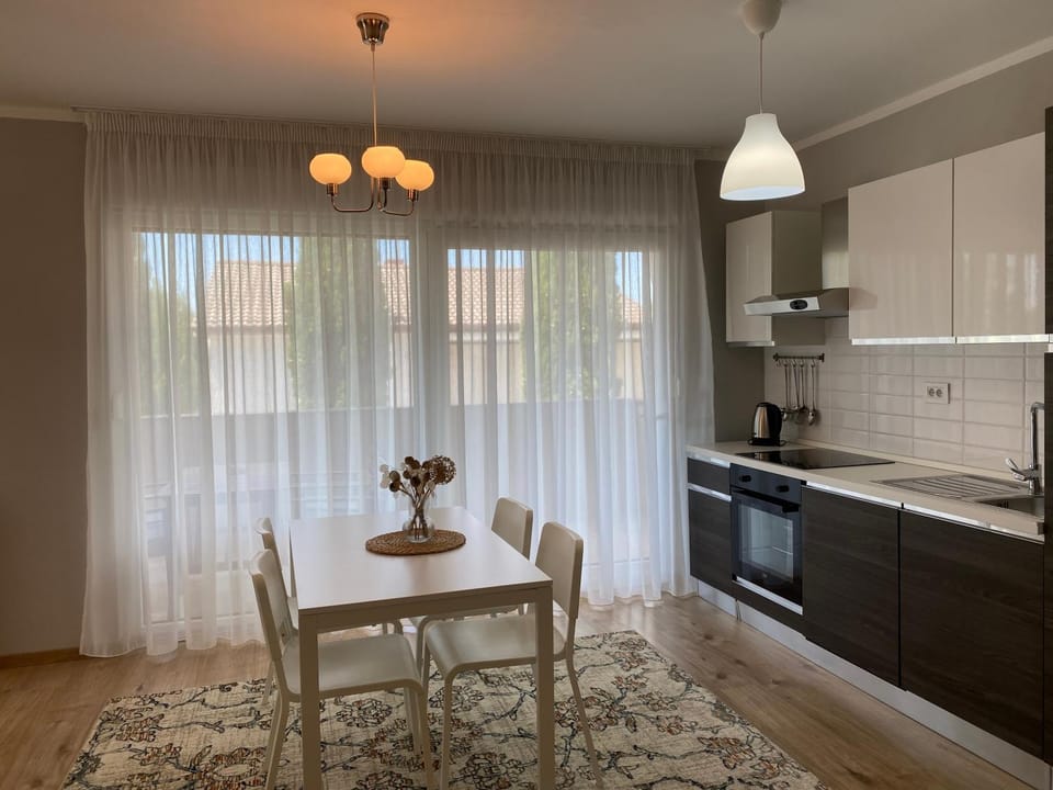 Kitchen or kitchenette, Dining area, pet friendly
