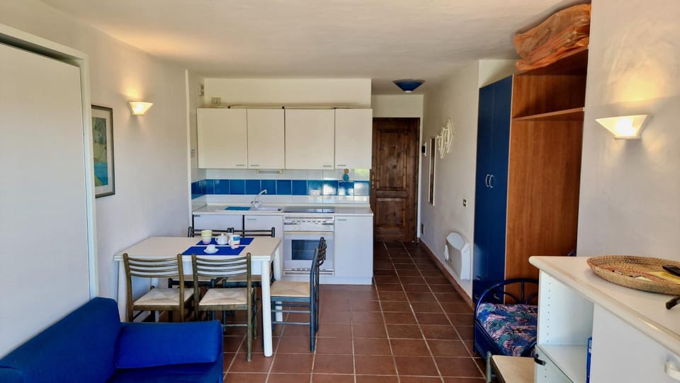 Kitchen or kitchenette, Seating area, Dining area