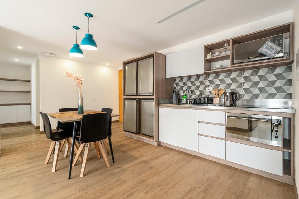 Kitchen or kitchenette, Dining area