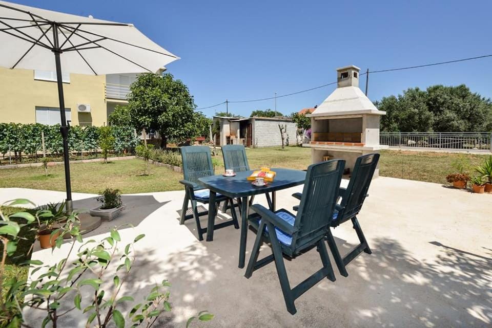 Patio, BBQ facilities