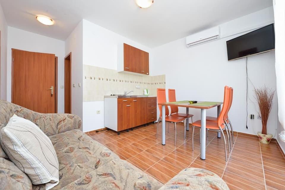 TV and multimedia, Living room, Seating area, Dining area, Communal kitchen