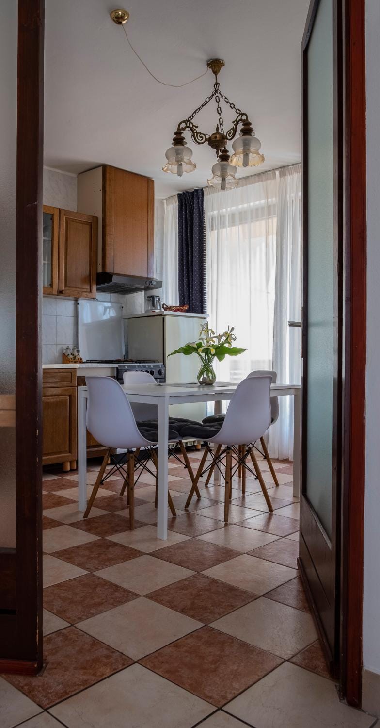 Kitchen or kitchenette, Dining area