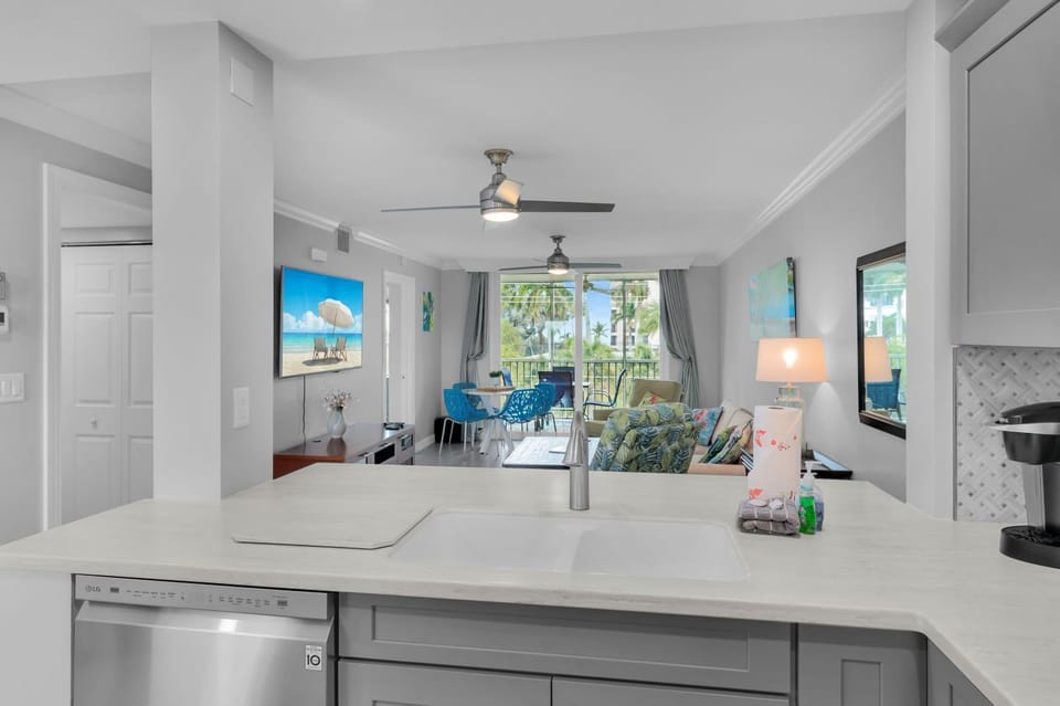 Completely Remodeled 2 Bed 2 Bath I Block Away From Free Beach Access Apartment in Marco Island