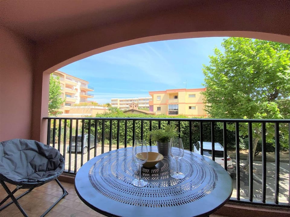 Sainte-Maxime, Apt 2 pièces avec piscine, terrasse, parking privé, proche plage et commerces - FR-1-226-487 Apartment in Sainte-Maxime