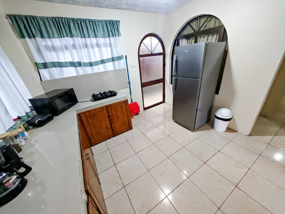 Coffee/tea facilities, Kitchen or kitchenette, microwave, stove, kitchen
