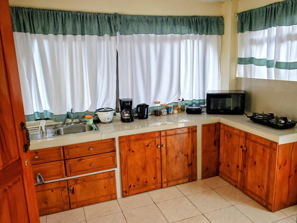 Coffee/tea facilities, Kitchen or kitchenette, stove