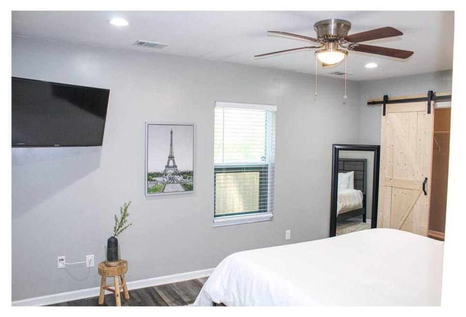 Bed, TV and multimedia, Bedroom