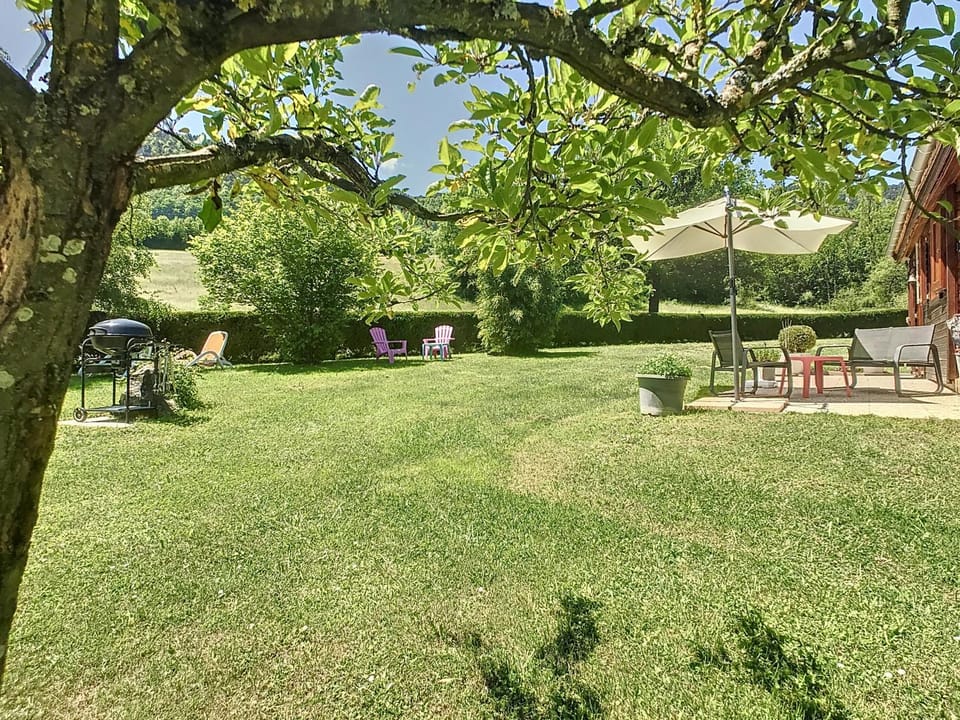 Chalet grand jardin, au calme, proche commerces House in Auvergne-Rhône-Alpes