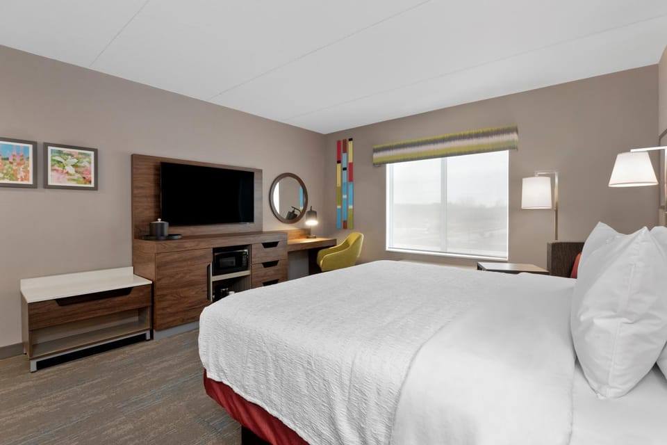 Bed, TV and multimedia, Bedroom