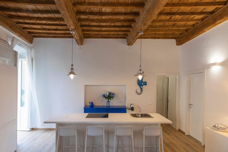 Kitchen or kitchenette, Seating area