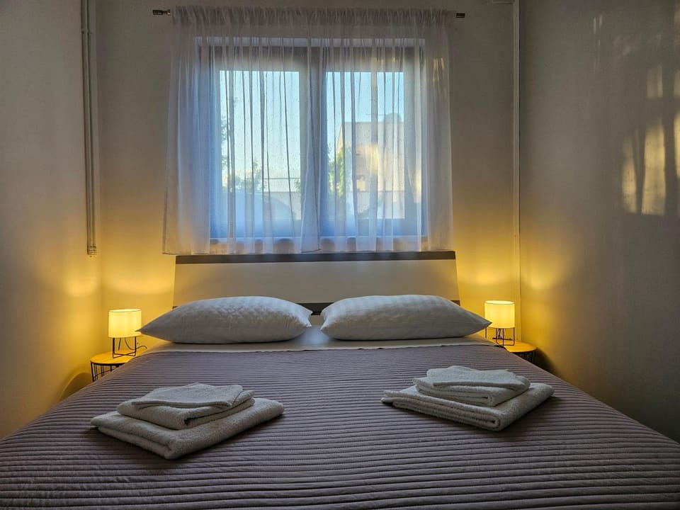 Bed, Bedroom, towels