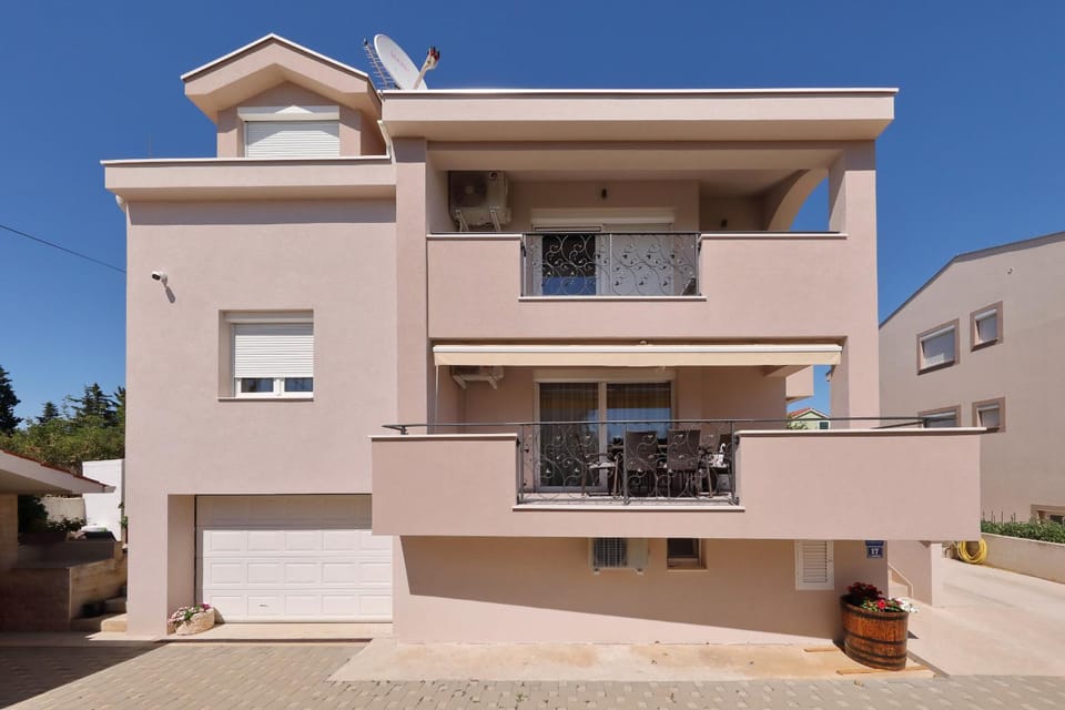 Property building, Facade/entrance, Off site